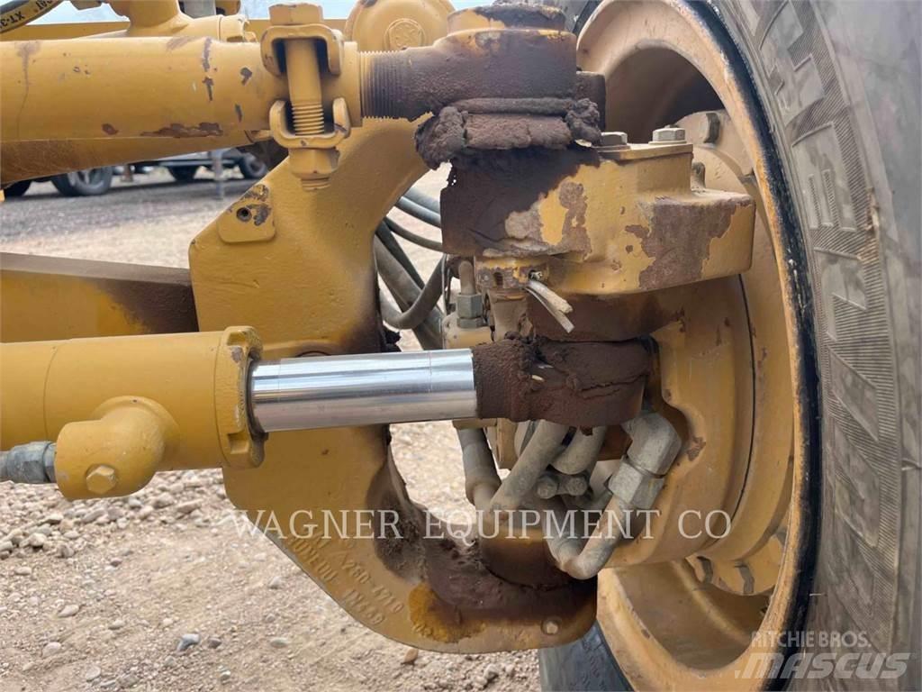 CAT 120M AWD Greideriai