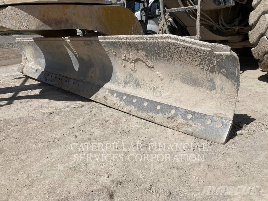 CAT 16M Greideriai