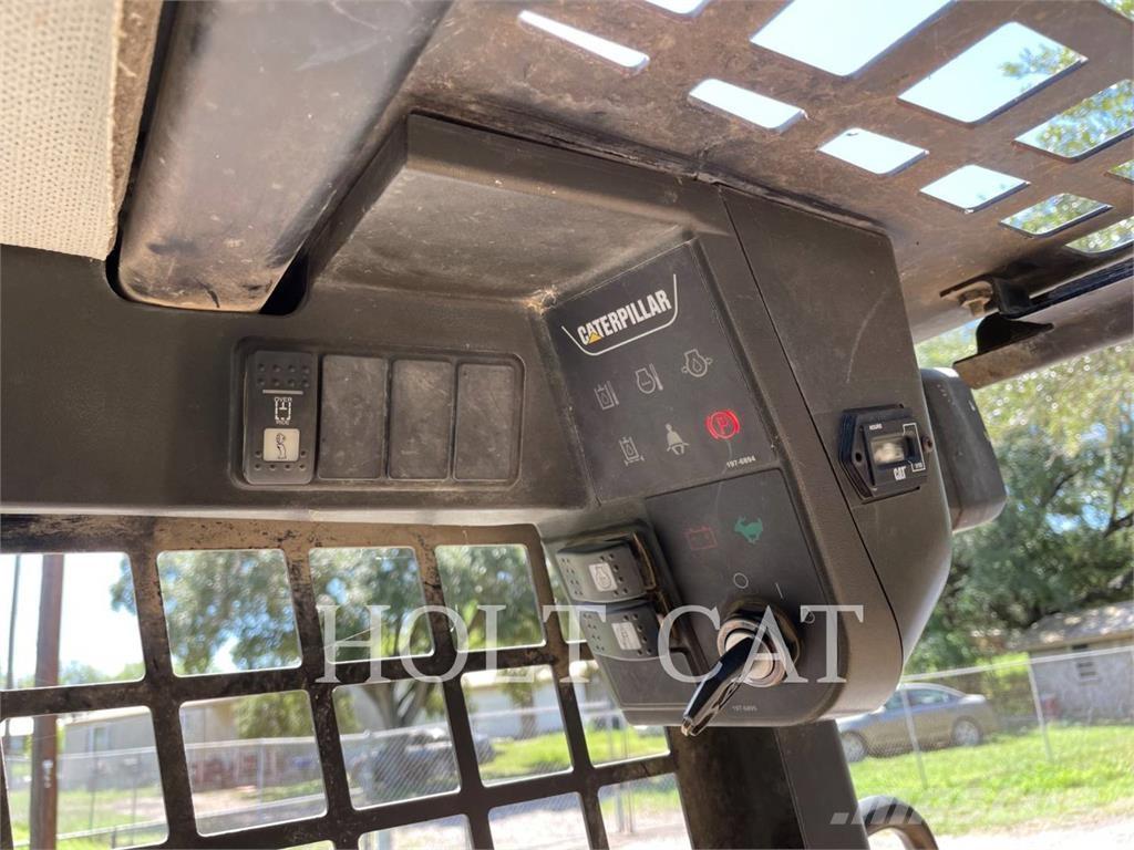 CAT 216 Krautuvai su šoniniu pasukimu