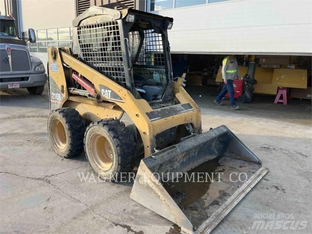 CAT 216B Krautuvai su šoniniu pasukimu