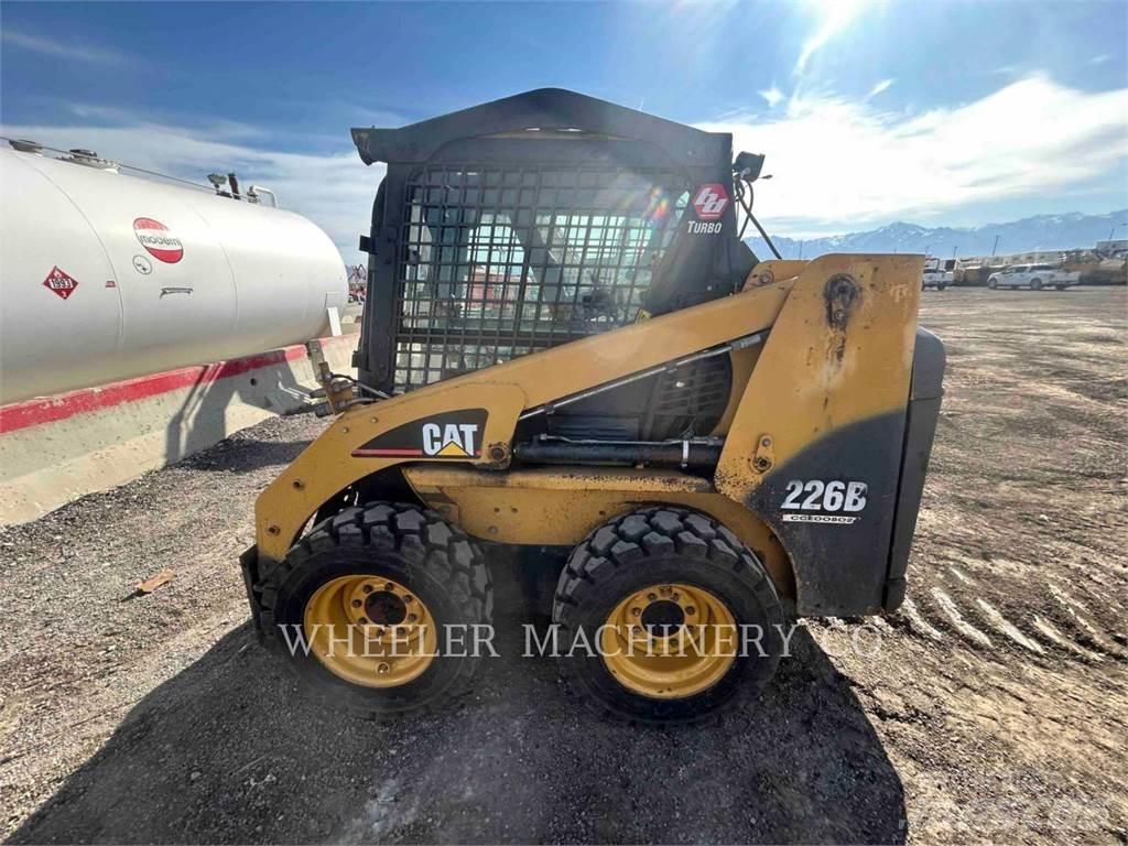 CAT 226B MA11 Krautuvai su šoniniu pasukimu