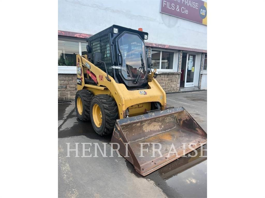 CAT 226B3 Krautuvai su šoniniu pasukimu