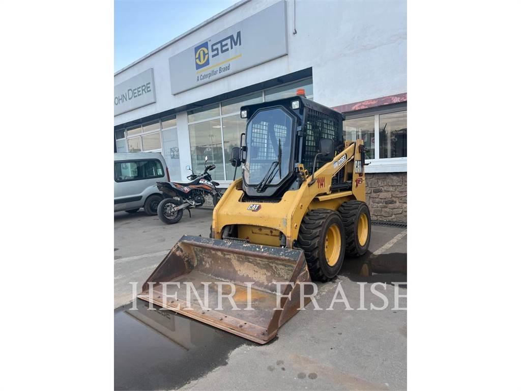 CAT 226B3 Krautuvai su šoniniu pasukimu
