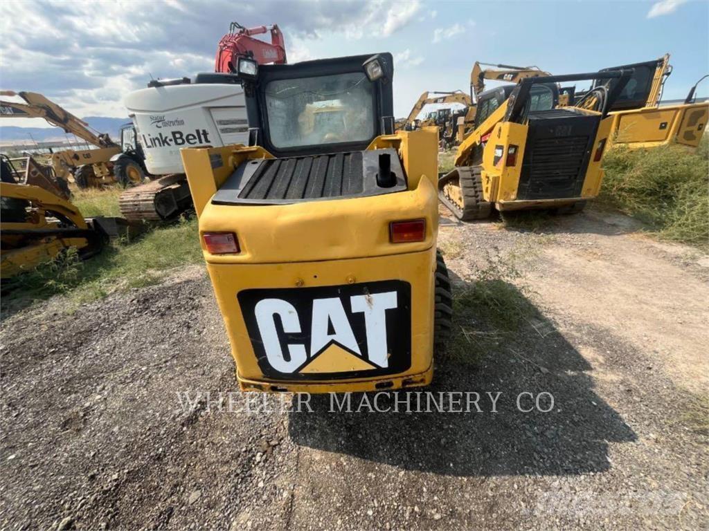 CAT 226B3 C3 Krautuvai su šoniniu pasukimu