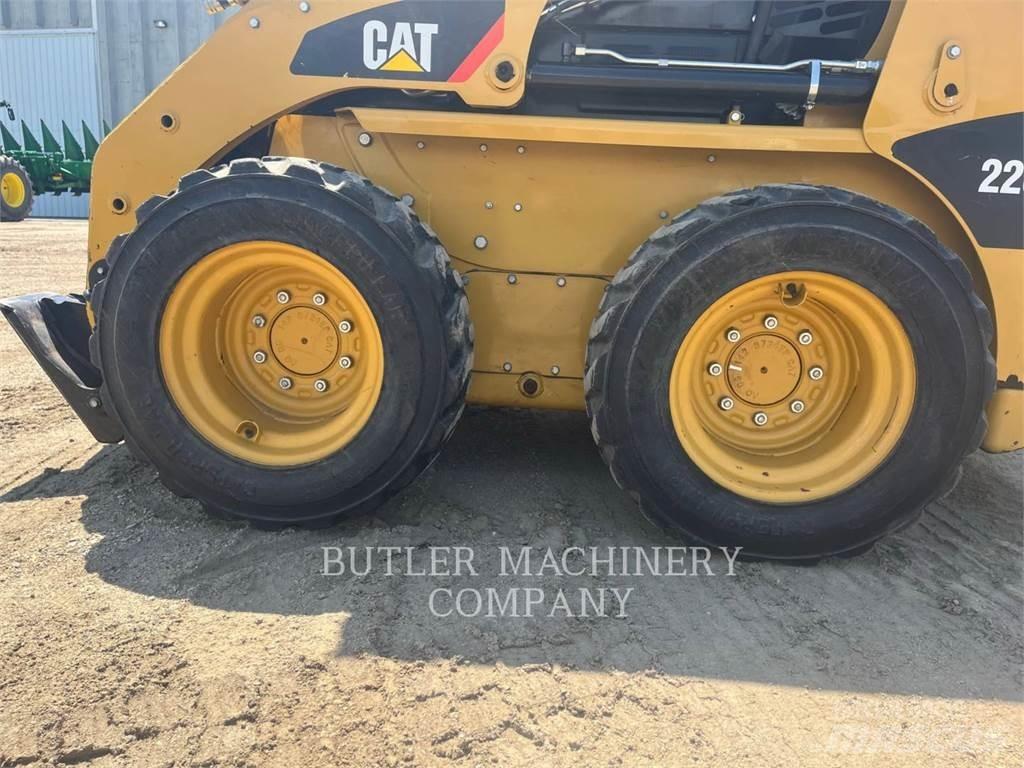 CAT 226B3 C3S2 Krautuvai su šoniniu pasukimu