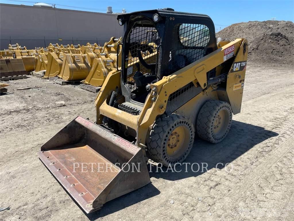 CAT 226D Krautuvai su šoniniu pasukimu
