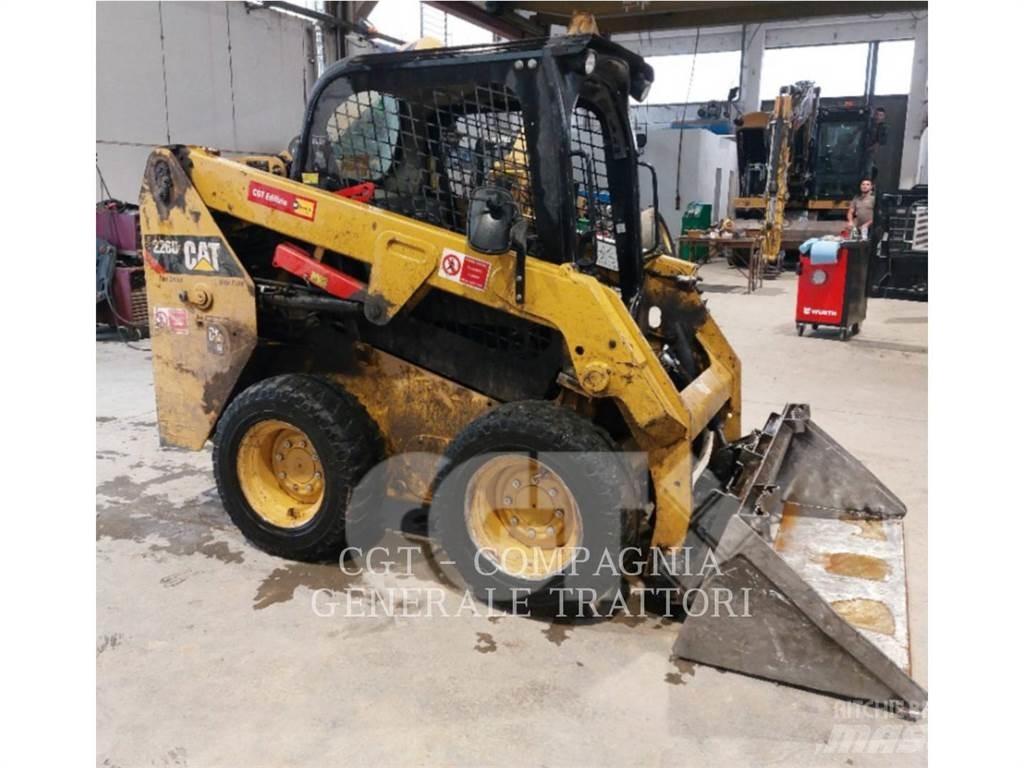 CAT 226D Krautuvai su šoniniu pasukimu