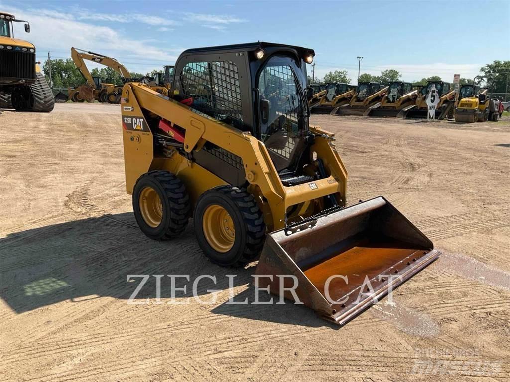 CAT 226D Krautuvai su šoniniu pasukimu