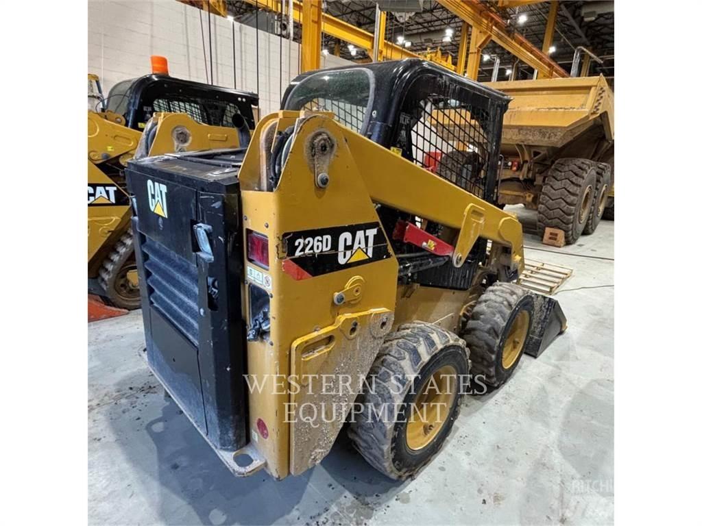 CAT 226D Krautuvai su šoniniu pasukimu