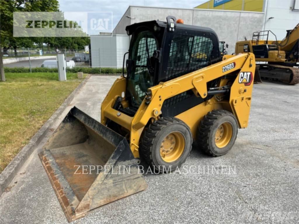 CAT 226D Krautuvai su šoniniu pasukimu