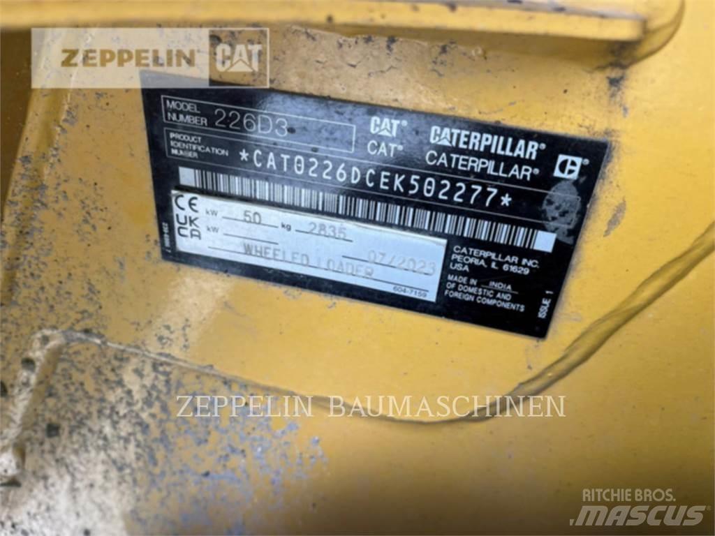 CAT 226D Krautuvai su šoniniu pasukimu