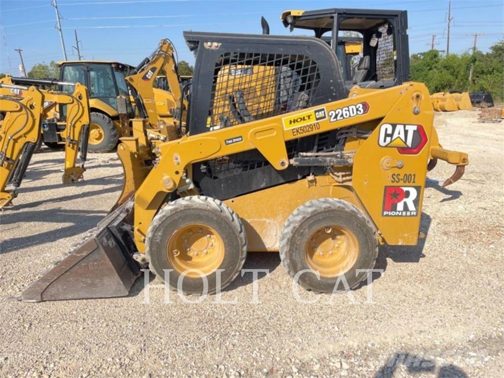 CAT 226D Krautuvai su šoniniu pasukimu