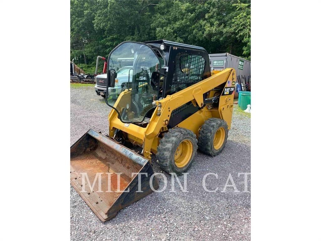 CAT 226D Krautuvai su šoniniu pasukimu