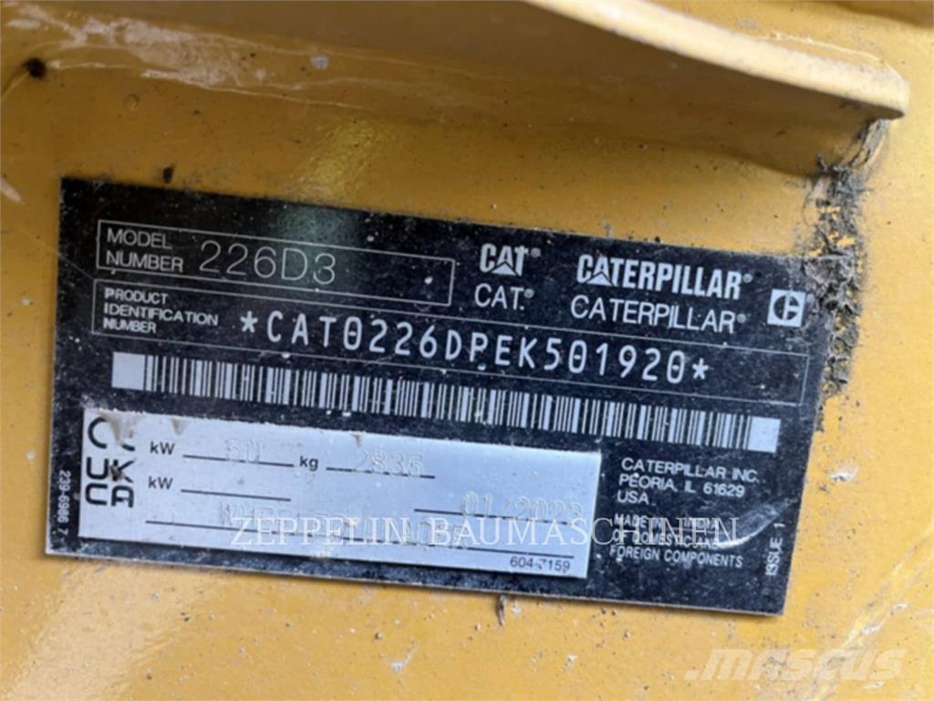 CAT 226D Krautuvai su šoniniu pasukimu