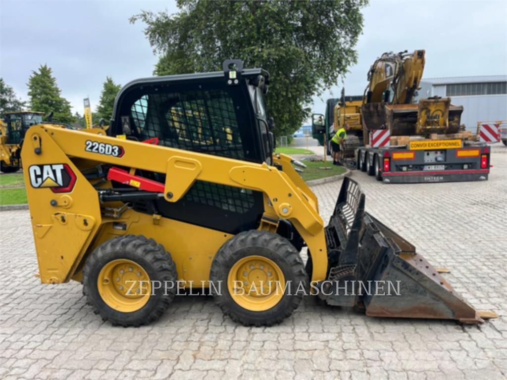 CAT 226D Krautuvai su šoniniu pasukimu