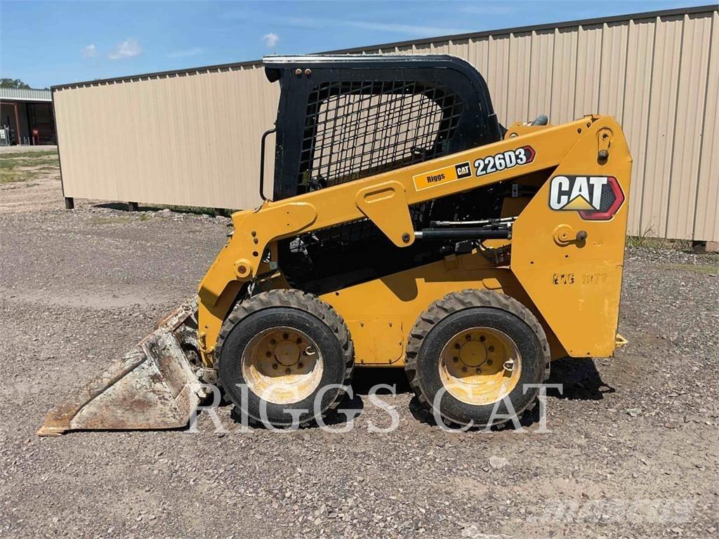 CAT 226D Krautuvai su šoniniu pasukimu