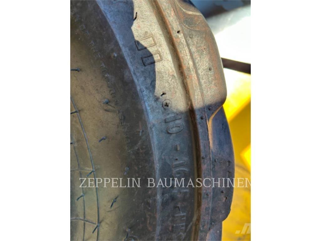 CAT 226D Krautuvai su šoniniu pasukimu