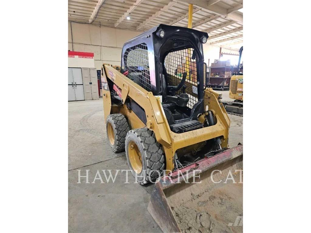 CAT 226D Krautuvai su šoniniu pasukimu