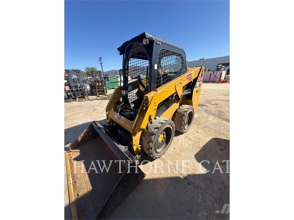 CAT 226D Krautuvai su šoniniu pasukimu