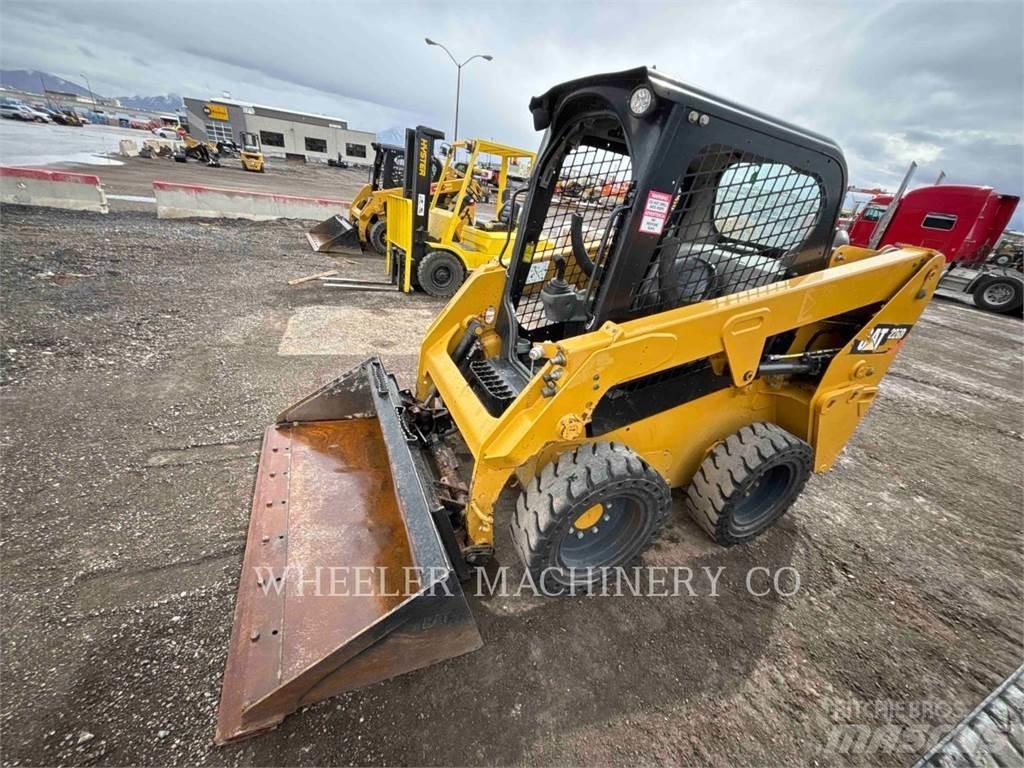 CAT 226D C1-H2 Krautuvai su šoniniu pasukimu