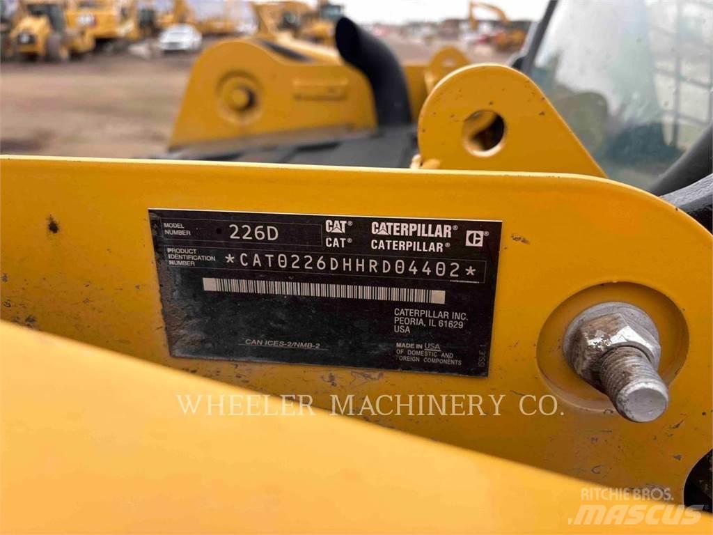 CAT 226D C1-H2 Krautuvai su šoniniu pasukimu