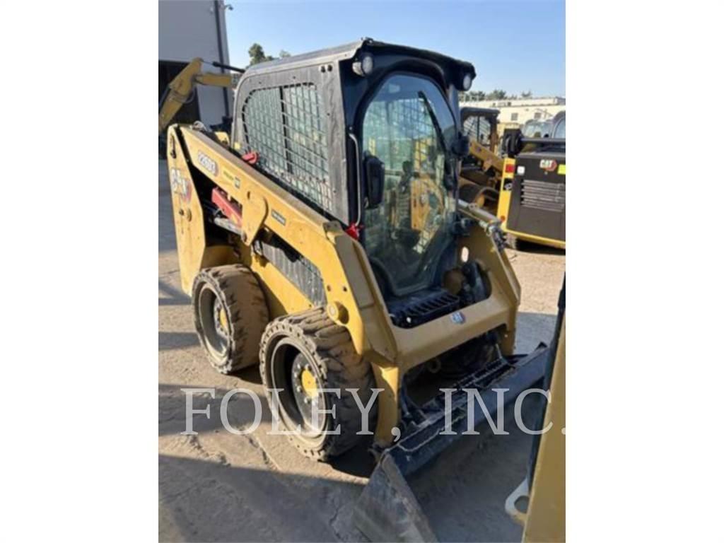 CAT 226D3 Krautuvai su šoniniu pasukimu
