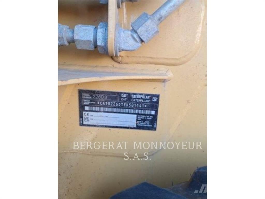 CAT 226D3 Krautuvai su šoniniu pasukimu
