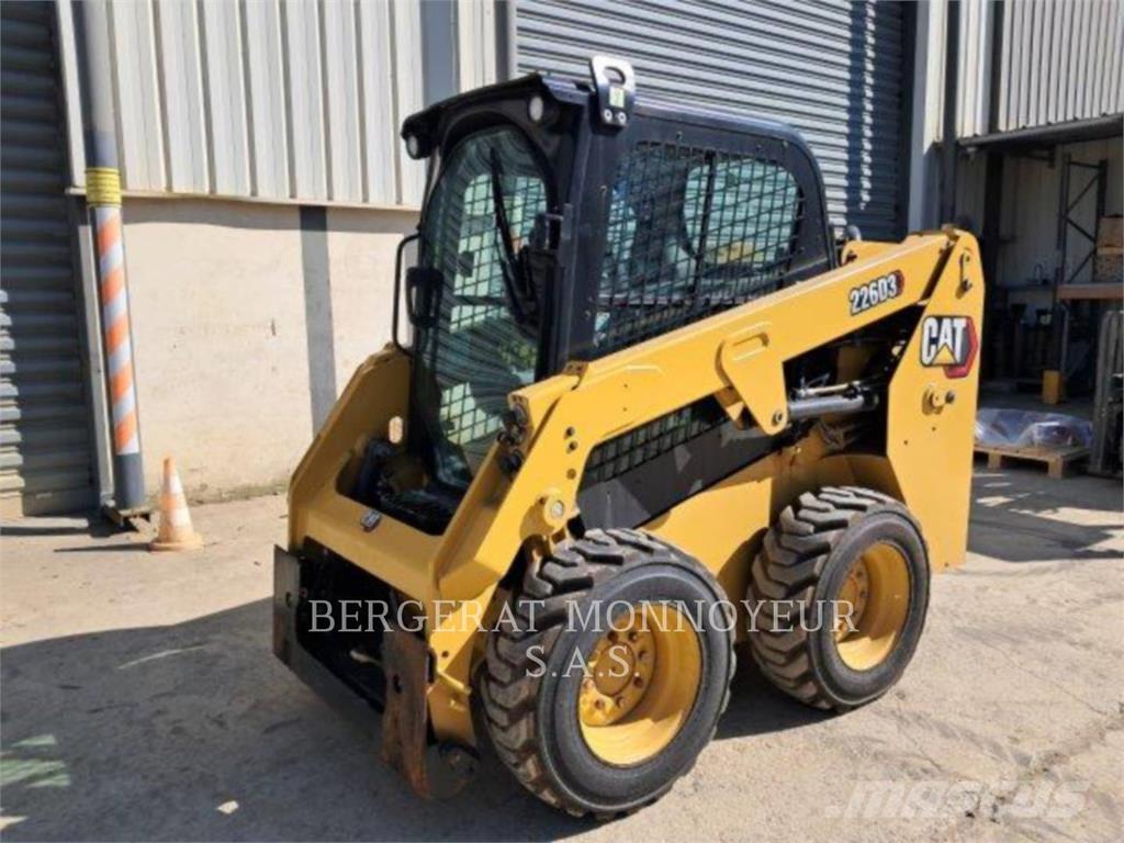 CAT 226D3 Krautuvai su šoniniu pasukimu