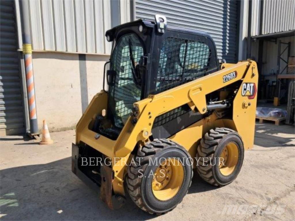CAT 226D3 Krautuvai su šoniniu pasukimu