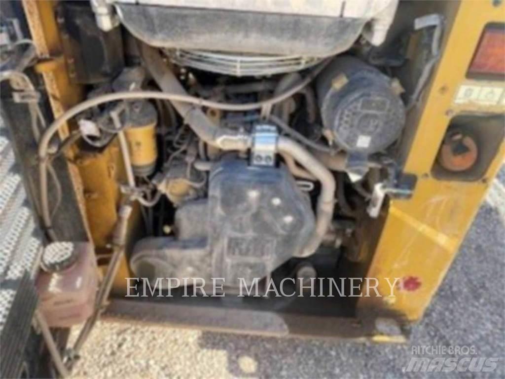 CAT 226D3 Krautuvai su šoniniu pasukimu