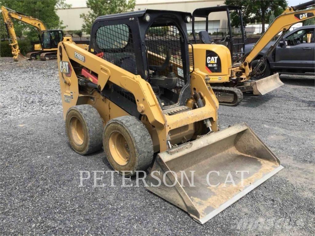 CAT 226D3 Krautuvai su šoniniu pasukimu