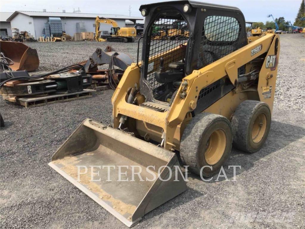 CAT 226D3 Krautuvai su šoniniu pasukimu