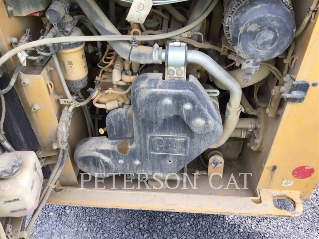 CAT 226D3 Krautuvai su šoniniu pasukimu
