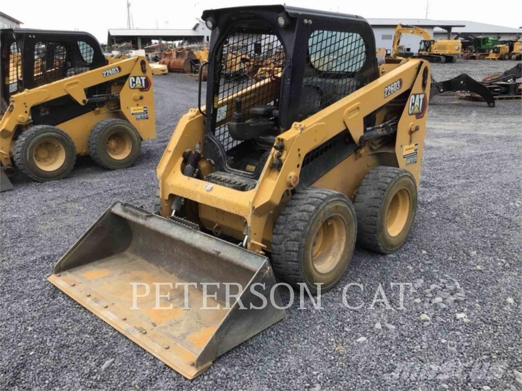 CAT 226D3 Krautuvai su šoniniu pasukimu