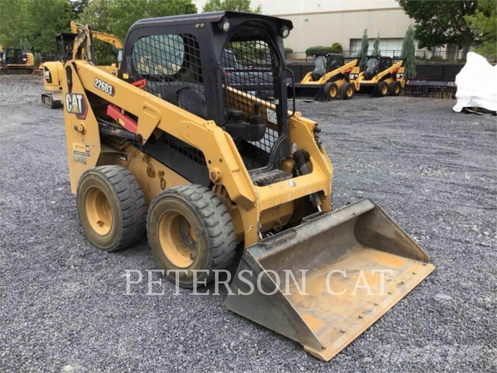 CAT 226D3 Krautuvai su šoniniu pasukimu