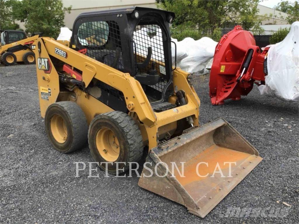 CAT 226D3 Krautuvai su šoniniu pasukimu