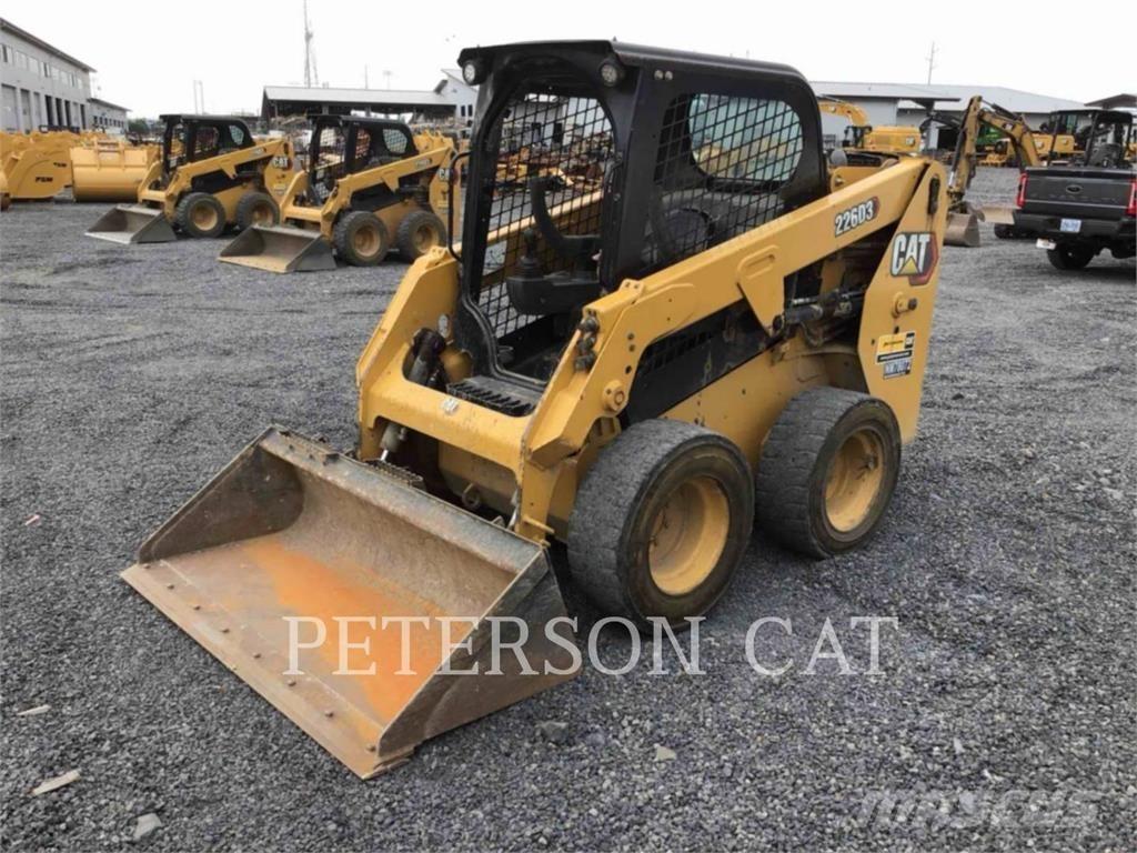 CAT 226D3 Krautuvai su šoniniu pasukimu