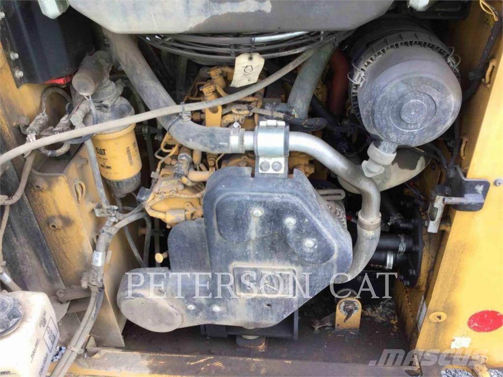CAT 226D3 Krautuvai su šoniniu pasukimu