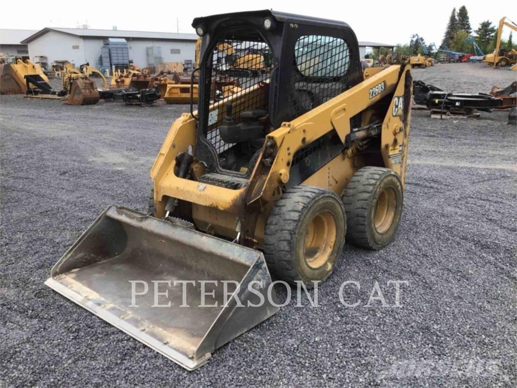 CAT 226D3 Krautuvai su šoniniu pasukimu