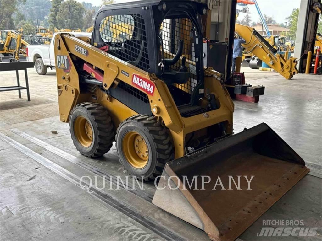 CAT 226D3 Krautuvai su šoniniu pasukimu