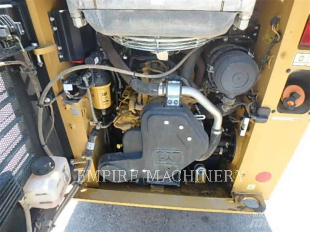 CAT 226D3 Krautuvai su šoniniu pasukimu