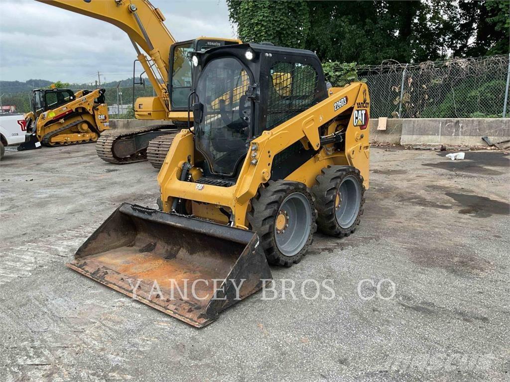 CAT 226D3 Krautuvai su šoniniu pasukimu