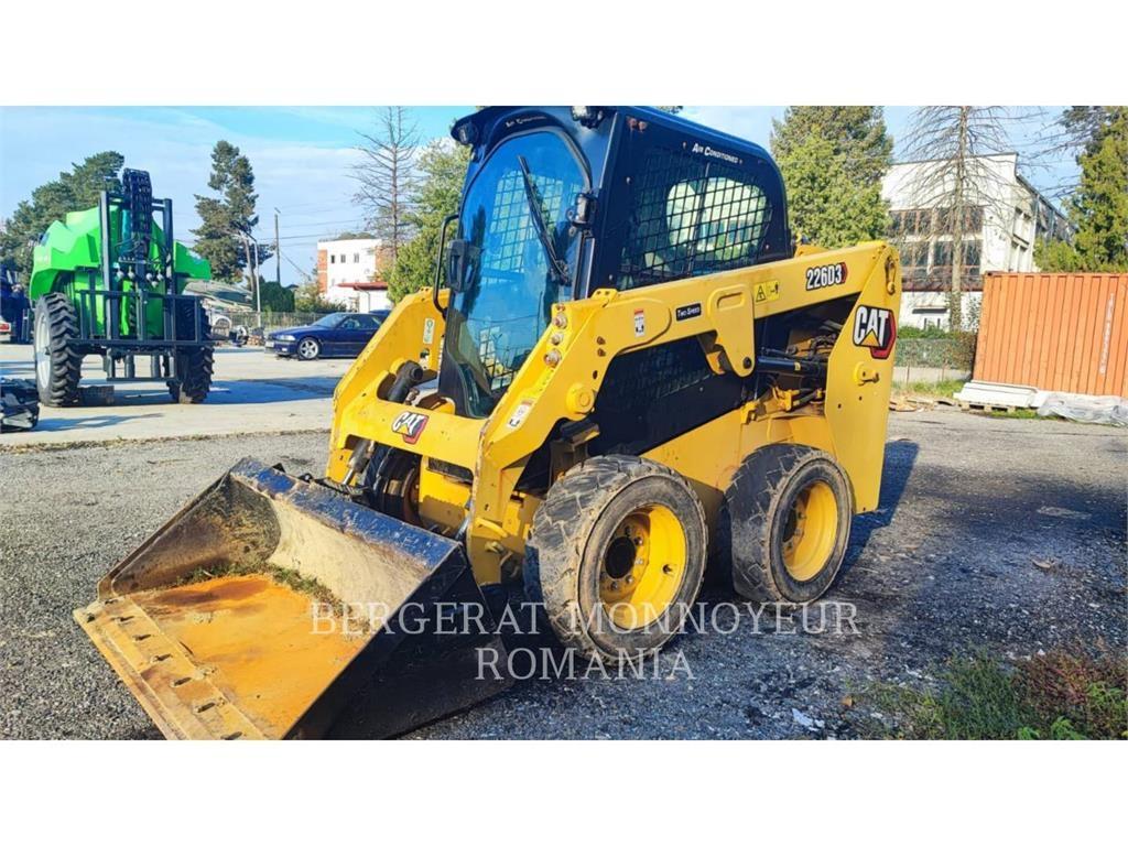 CAT 226D3 Krautuvai su šoniniu pasukimu