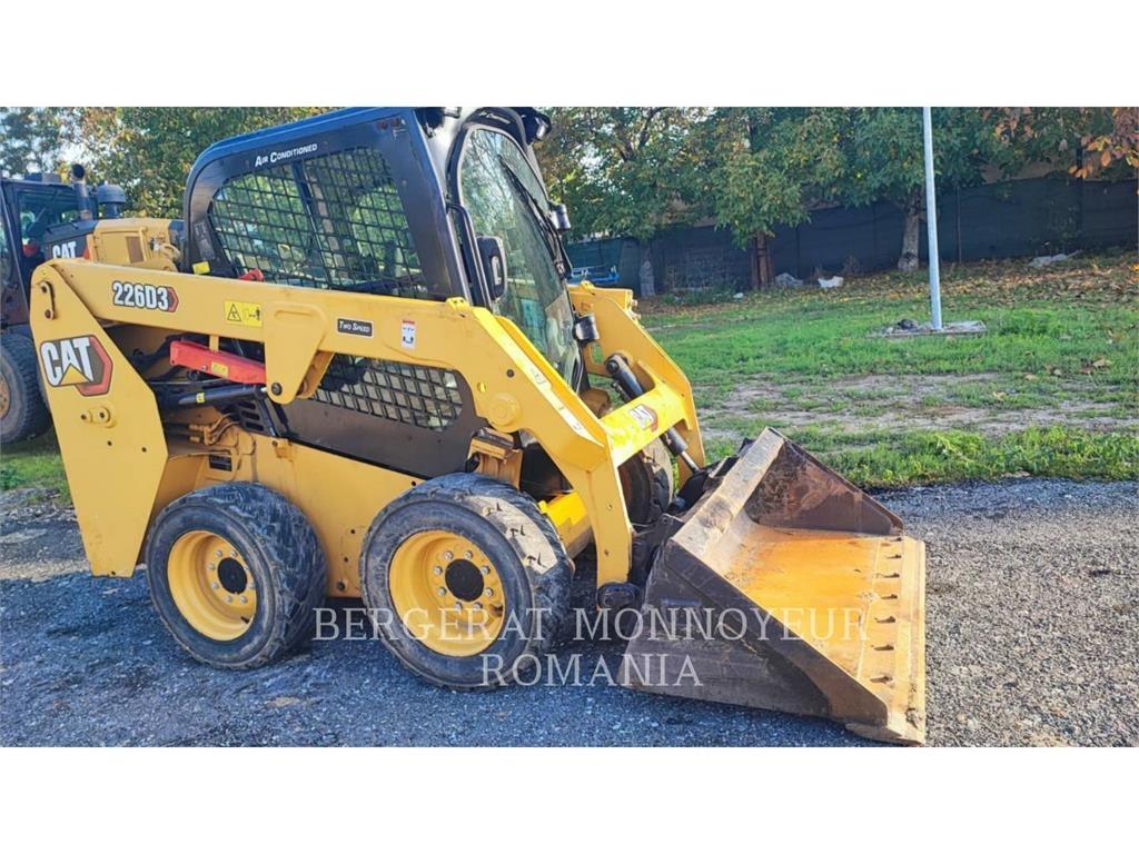 CAT 226D3 Krautuvai su šoniniu pasukimu