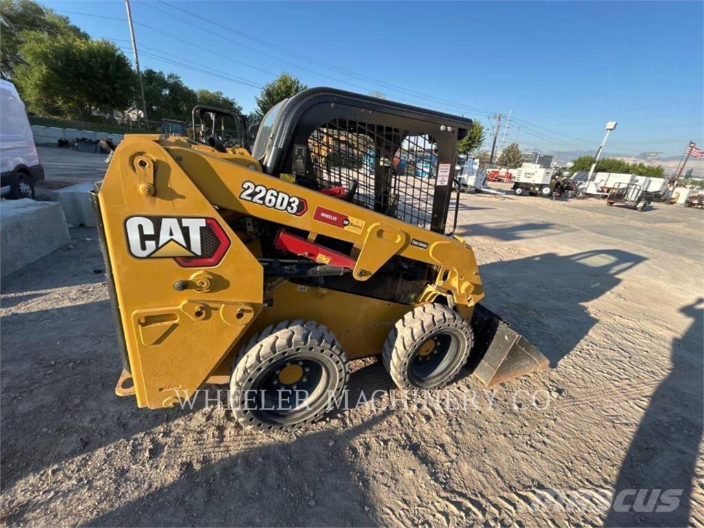CAT 226D3 C1H2 Krautuvai su šoniniu pasukimu