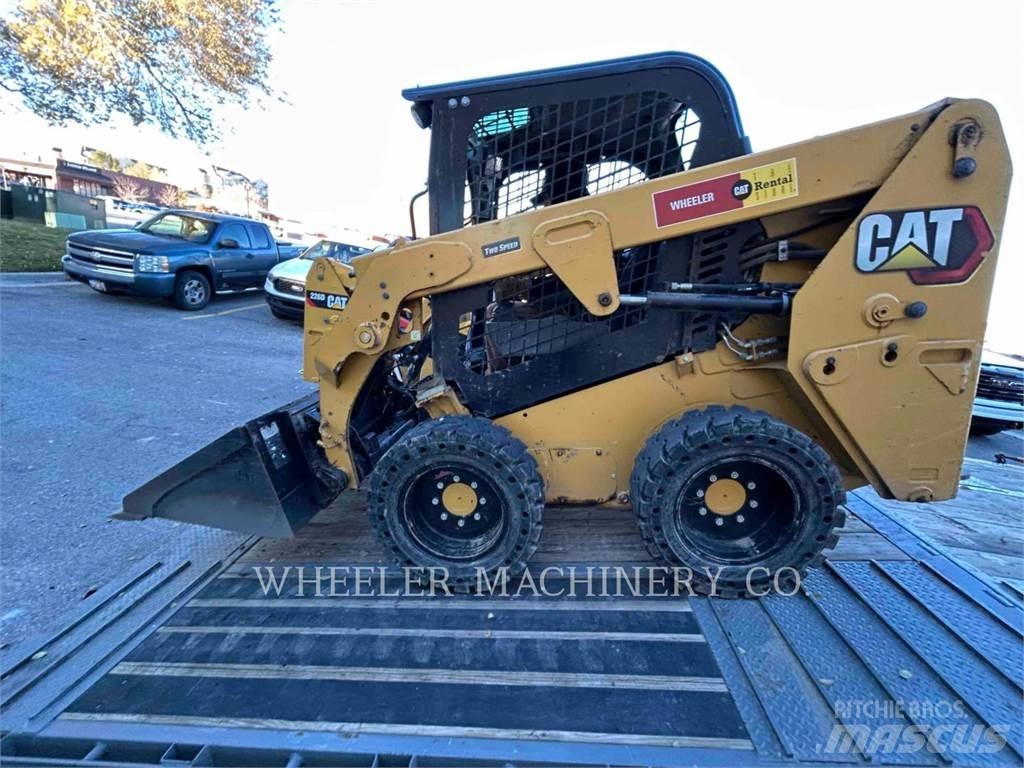 CAT 226D3 C1H2 Krautuvai su šoniniu pasukimu
