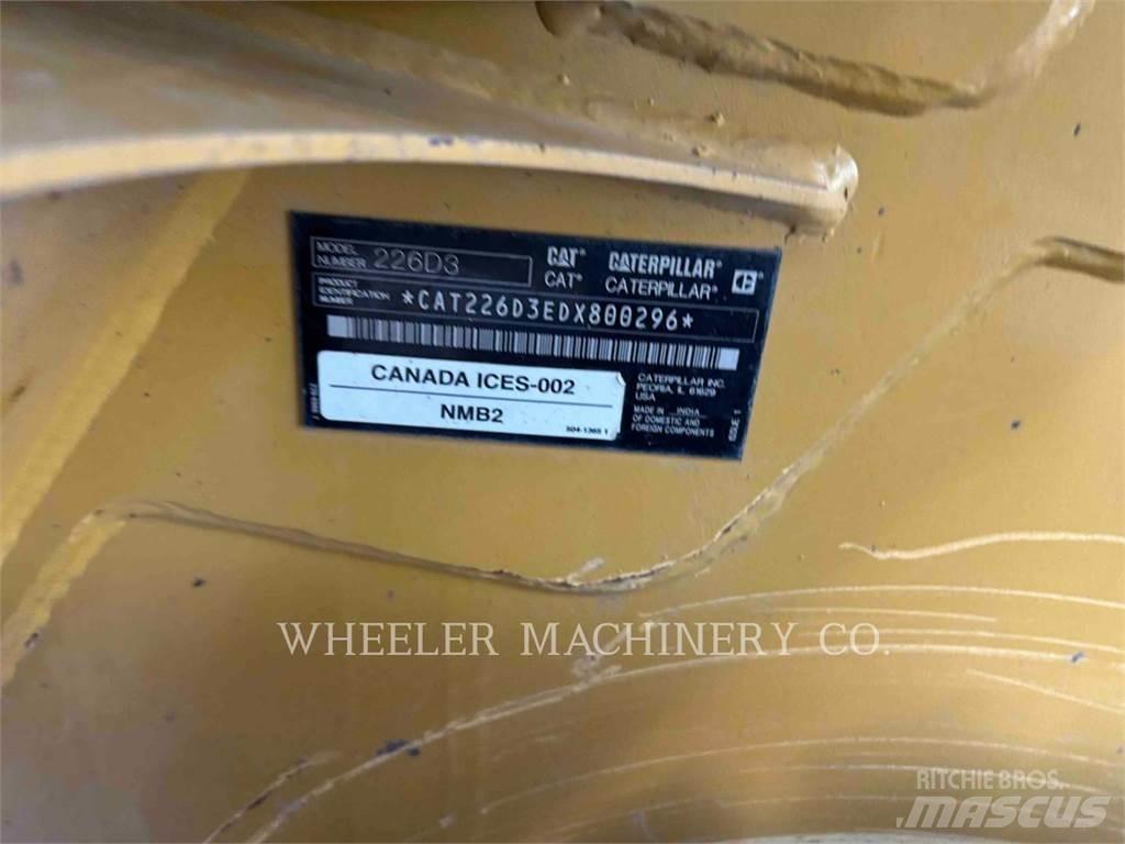 CAT 226D3 C1H2 Krautuvai su šoniniu pasukimu