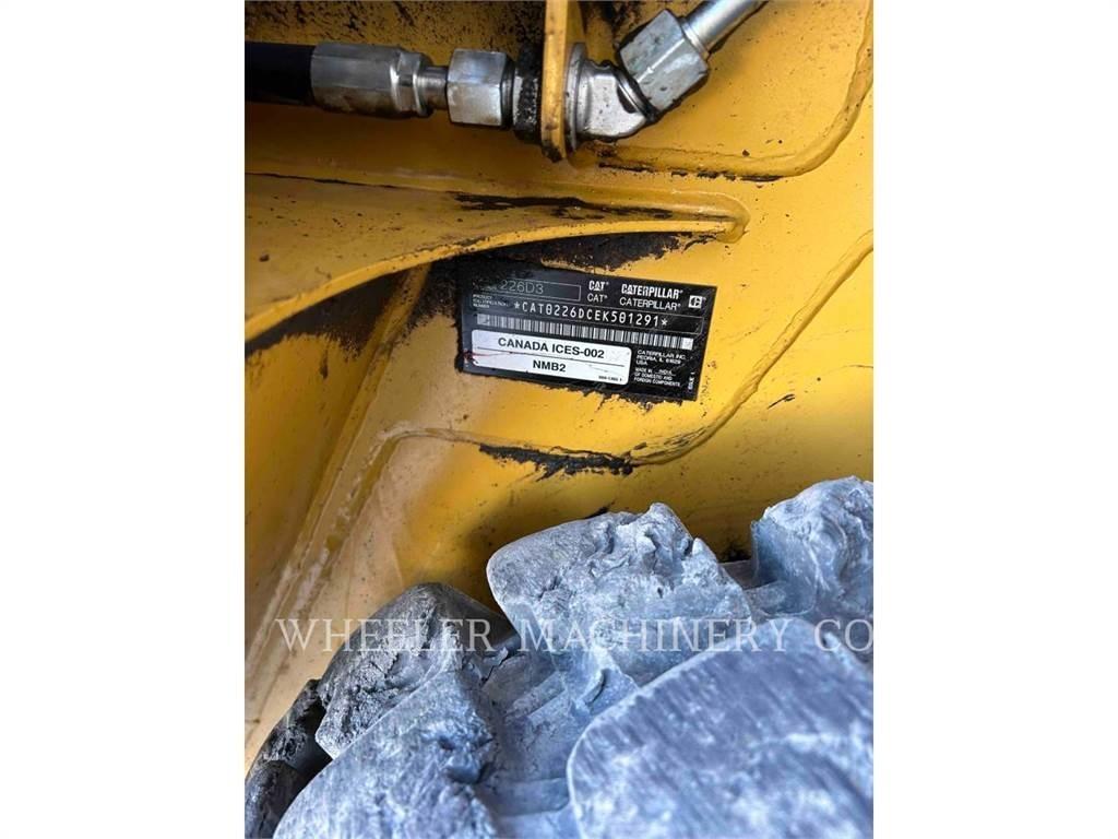 CAT 226D3 C1H2 Krautuvai su šoniniu pasukimu
