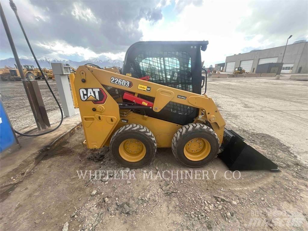 CAT 226D3 C3H2 Krautuvai su šoniniu pasukimu