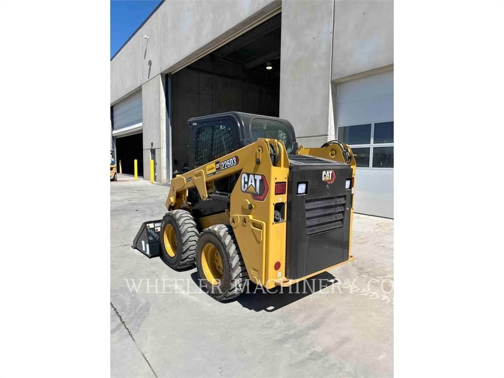 CAT 226D3 C3H2 Krautuvai su šoniniu pasukimu